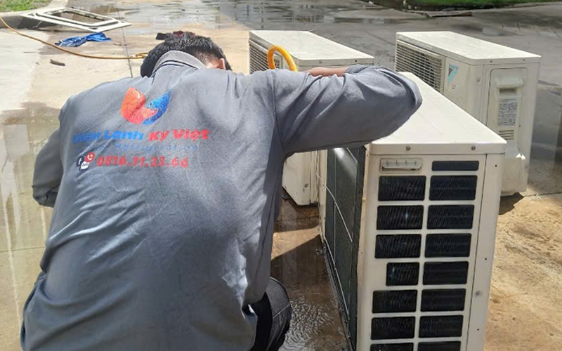 Dịch vụ vệ sinh máy lạnh âm trần chuyên nghiệp tại Tp.HCM