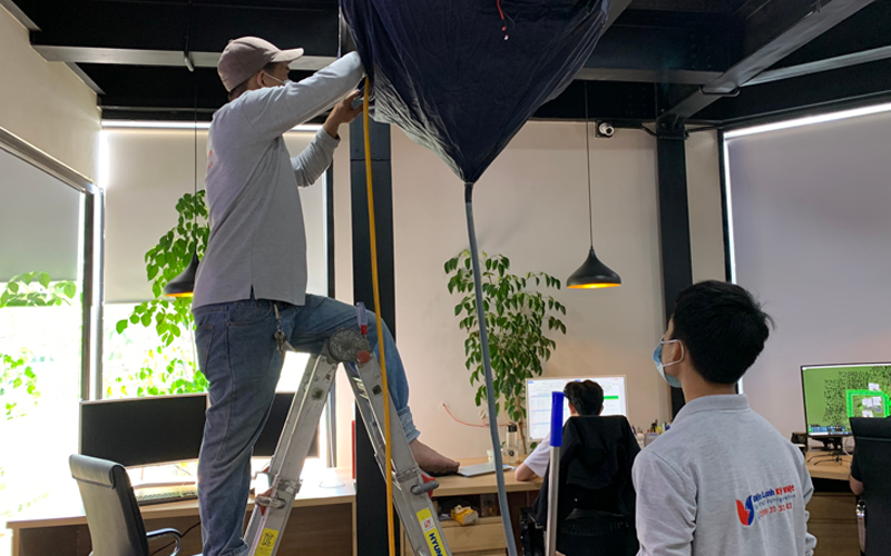 Vệ sinh máy lạnh âm trần chuyên nghiệp tại Tp.HCM
