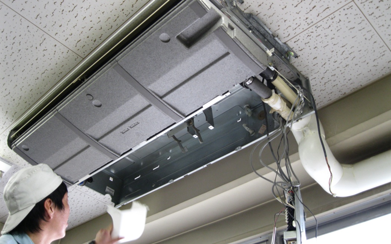 Vệ sinh máy lạnh áp trần uy tín tại TP.HCM chuyên nghiệp