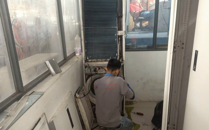 Vệ sinh máy lạnh tủ đứng tại TPHCM chuyên nghiệp